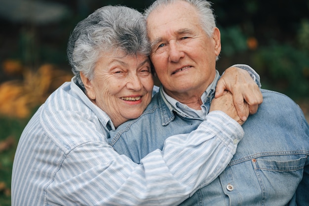 Foto gratuita hermosa pareja de ancianos pasó tiempo juntos en un parque