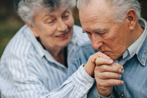 Hermosa pareja de ancianos pasó tiempo juntos en un parque