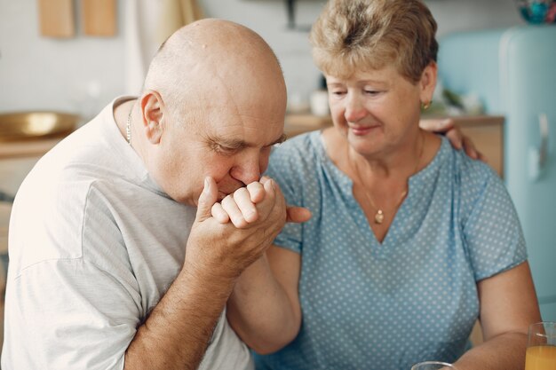 Hermosa pareja de ancianos prepara la comida en la cocina