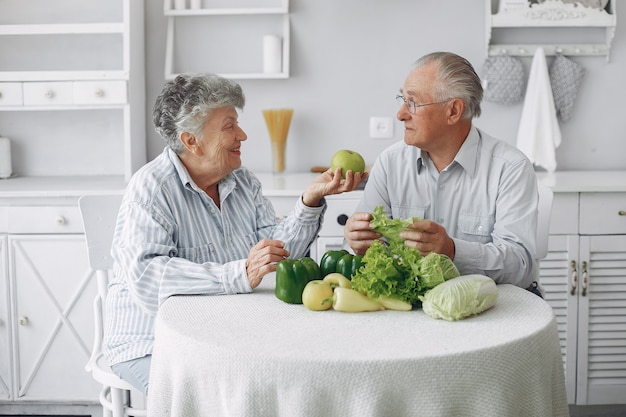 Hermosa pareja de ancianos prepara la comida en la cocina