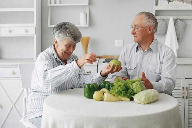 Hermosa pareja de ancianos prepara la comida en la cocina