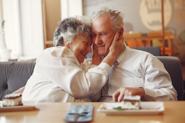 Hermosa pareja de ancianos sentados en un café