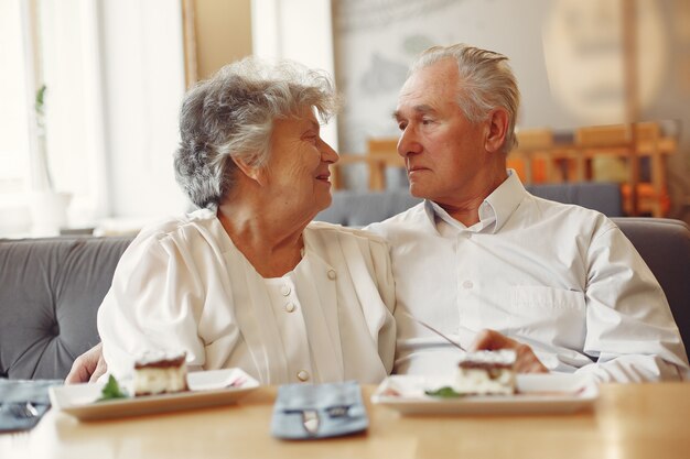Hermosa pareja de ancianos sentados en un café