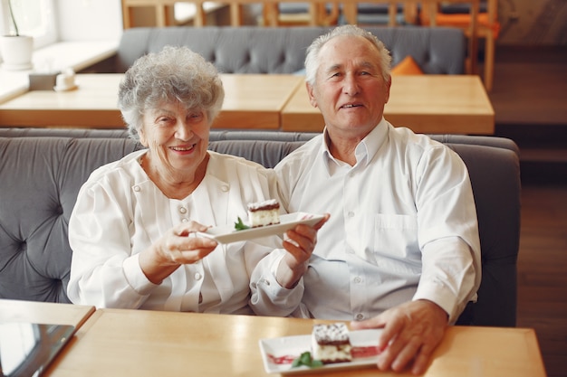 Hermosa pareja de ancianos sentados en un café