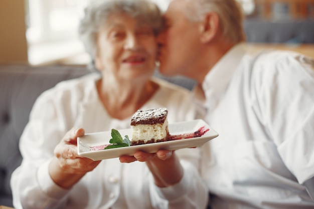 Foto gratuita hermosa pareja de ancianos sentados en un café