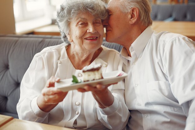 Hermosa pareja de ancianos sentados en un café