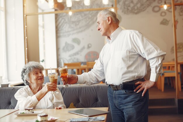 Hermosa pareja de ancianos sentados en un café