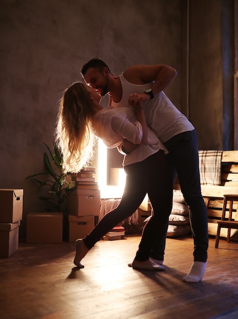 Hermosa pareja bailando en casa