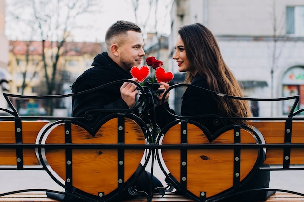 Hermosa pareja en banco romántico