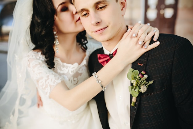 Hermosa pareja de boda vinculación