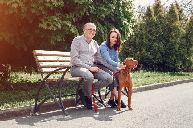 Hermosa pareja en un bosque de verano con perros