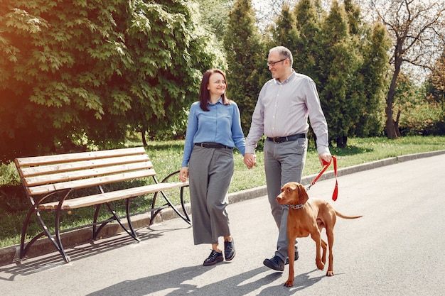 Hermosa pareja en un bosque de verano con perros