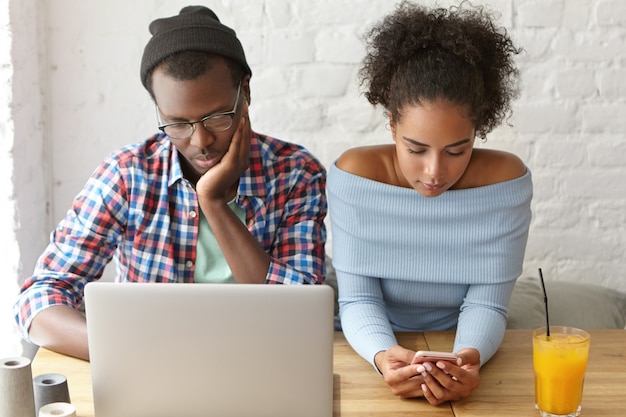 Hermosa pareja en un café con laptop