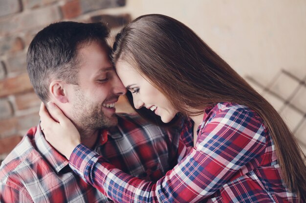 Hermosa pareja en el cafe