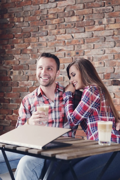 Hermosa pareja en el cafe