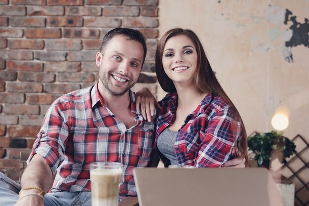 Hermosa pareja en el cafe