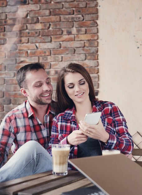 Hermosa pareja en el cafe