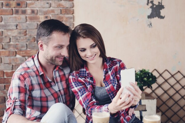 Hermosa pareja en el cafe