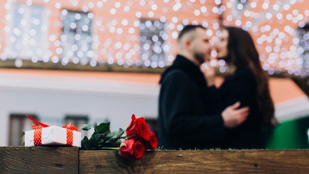 Hermosa pareja en la calle con regalos