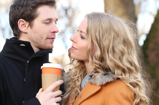 Hermosa pareja en la calle