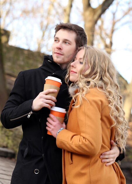 Hermosa pareja en la calle