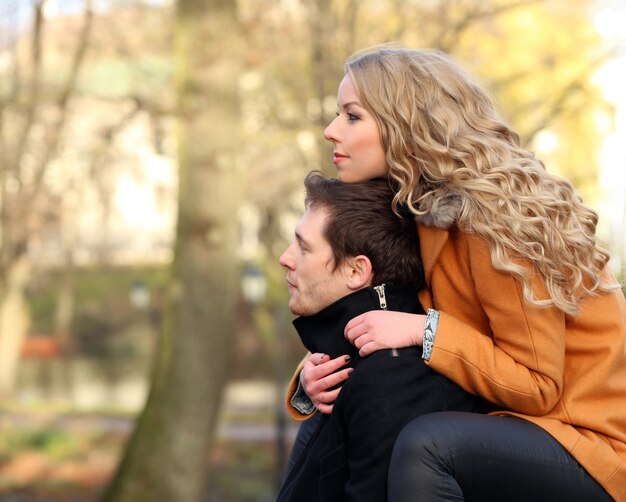 Hermosa pareja en la calle