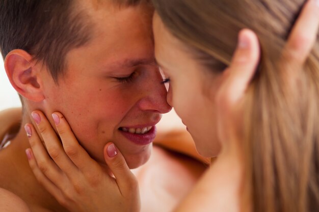 Hermosa pareja en cama