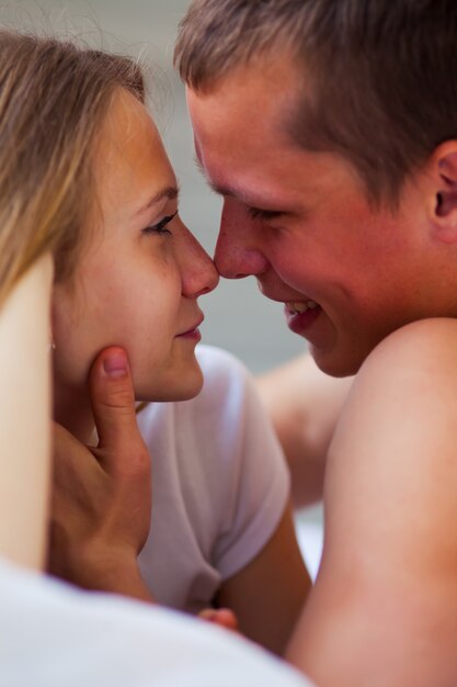 Hermosa pareja en cama