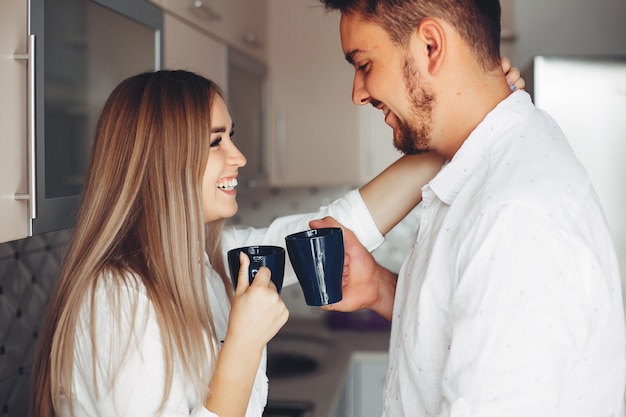 Hermosa pareja en casa