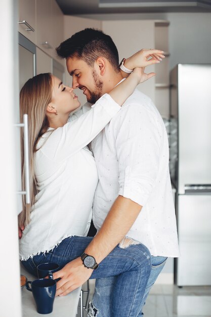 Hermosa pareja en casa