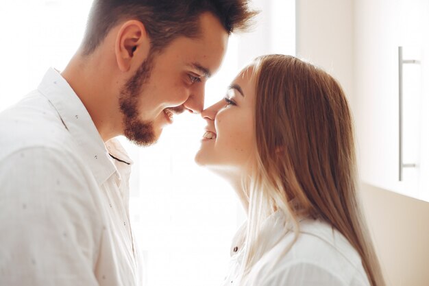 Hermosa pareja en casa