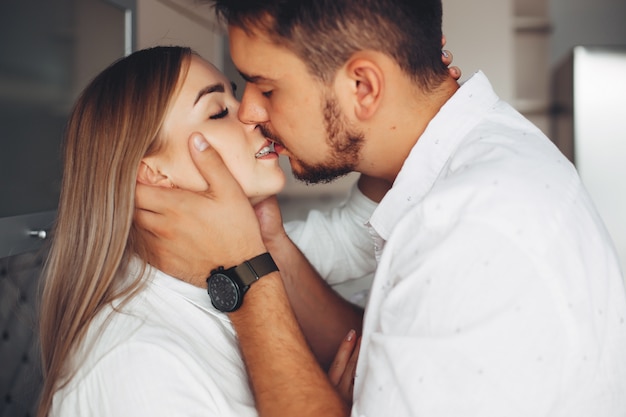 Hermosa pareja en casa