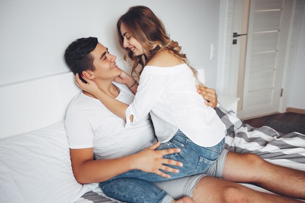 Hermosa pareja en casa