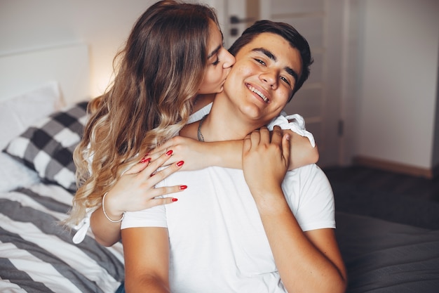 Hermosa pareja en casa