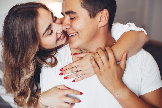 Hermosa pareja en casa