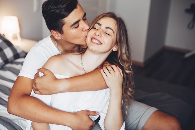 Hermosa pareja en casa