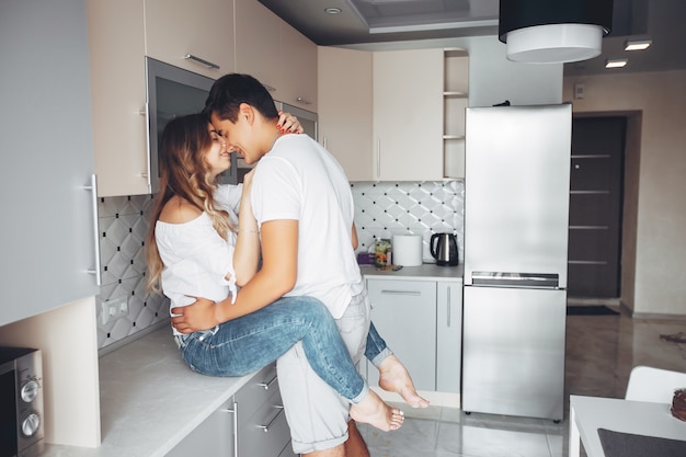 Hermosa pareja en casa