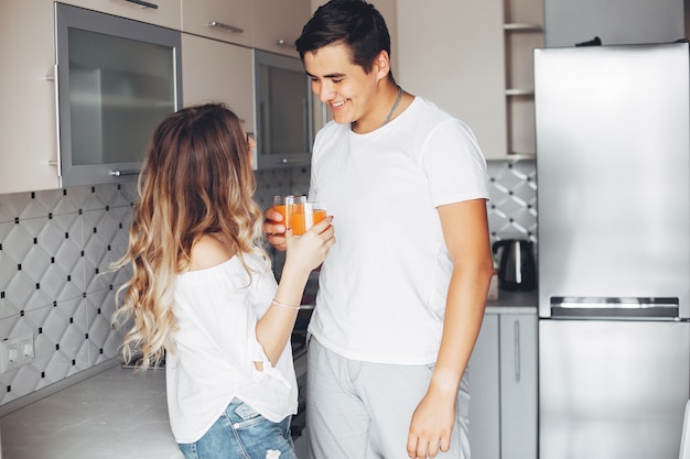 Hermosa pareja en casa