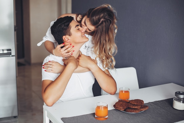 Hermosa pareja en casa