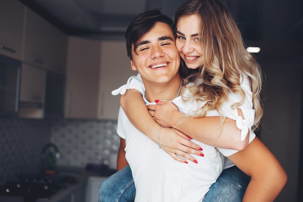 Hermosa pareja en casa