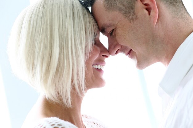 Hermosa pareja en casa