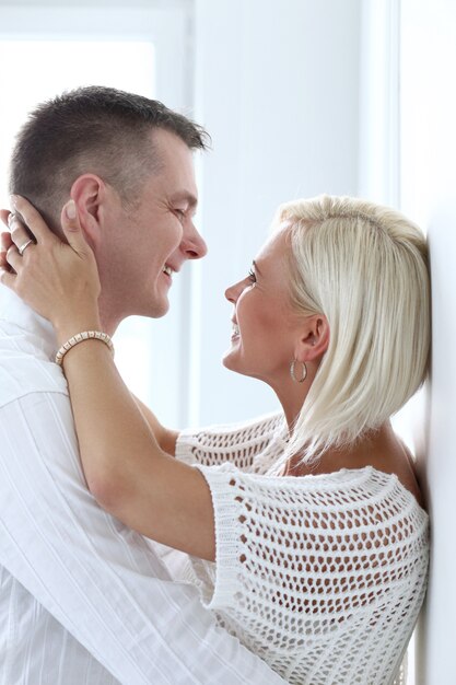 Hermosa pareja en casa