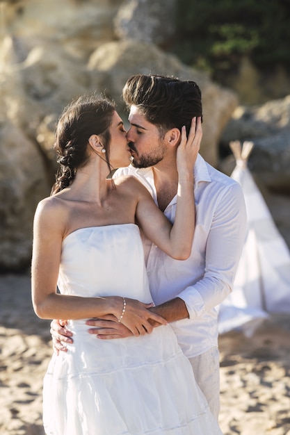 Hermosa pareja caucásica besándose en la playa