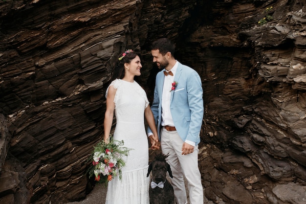 Hermosa pareja celebrando su boda en la playa