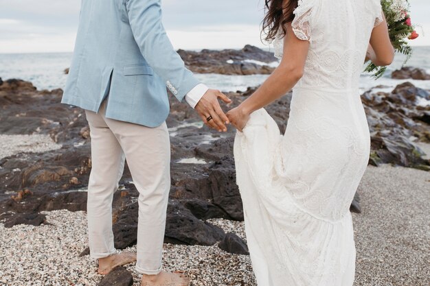 Hermosa pareja celebrando su boda en la playa