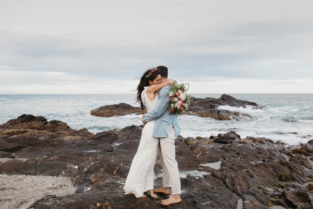 Hermosa pareja celebrando su boda en la playa