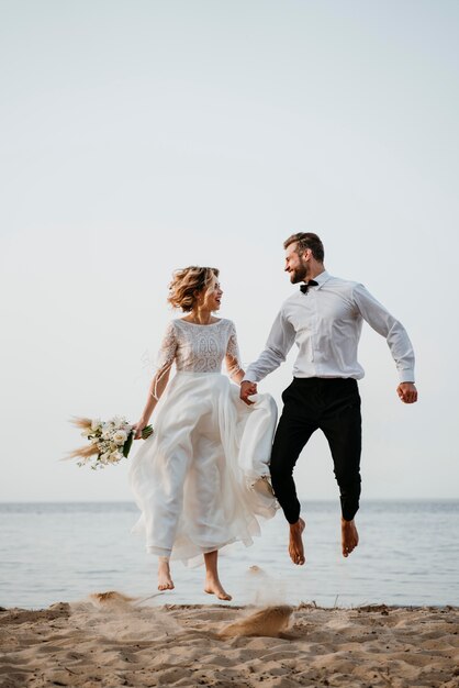 Hermosa pareja celebrando su boda en la playa.