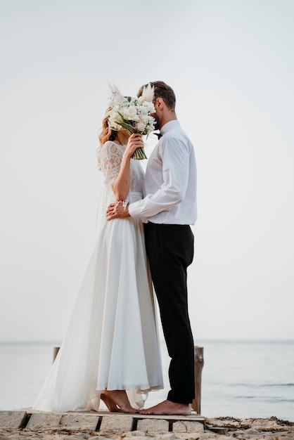 Hermosa pareja celebrando su boda en la playa.