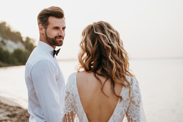 Hermosa pareja celebrando su boda en la playa.