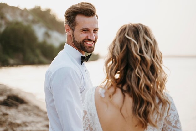 Hermosa pareja celebrando su boda en la playa.